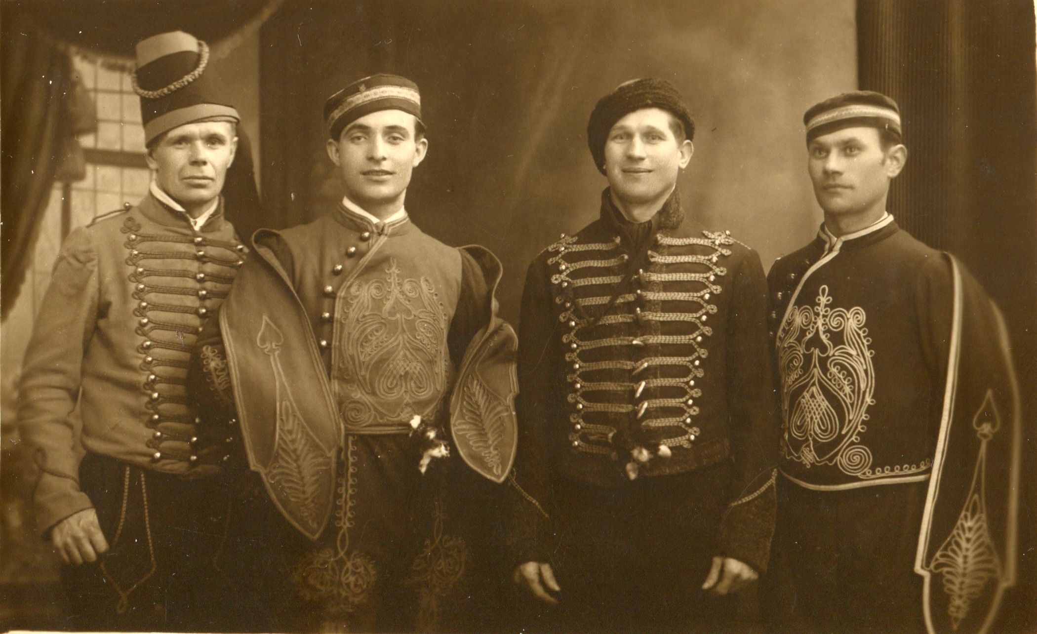 Pamięć utkana ze słów. O specyfice języka opisu źródeł znajdujących się w archiwach społecznych.