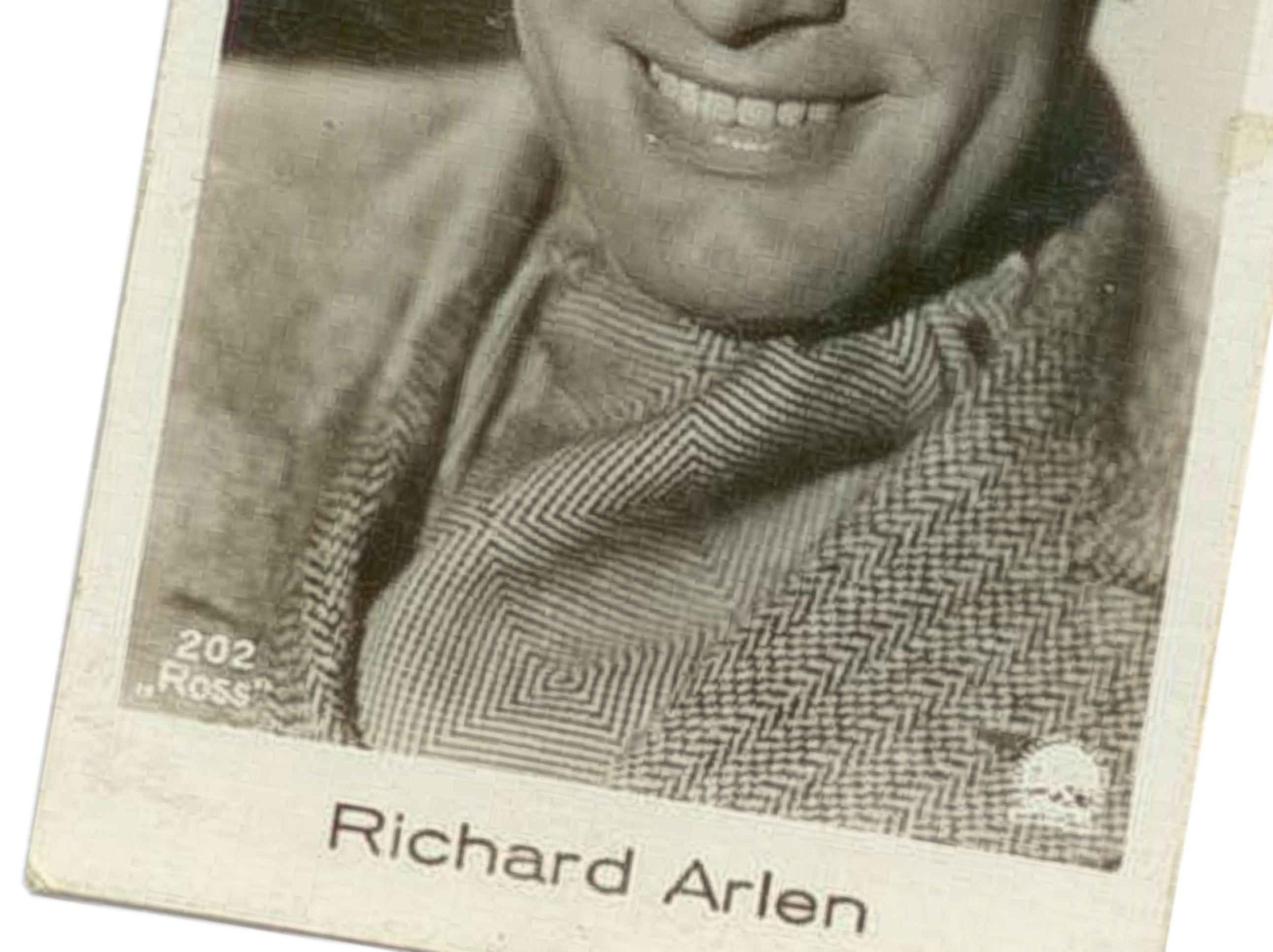 Portret aktora filmowego z czasów dwudziestolecia międzywojennego. Elegancki mężczyzna w kapeluszu uśmiecha się. Miniaturka fotografii umieszczonej w czekoladzie Wedla. Link do strony z artykułem zainspirowanym Zbiorami Społecznymi