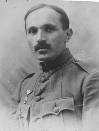 Mężczyzna w mundurze wojskowym.