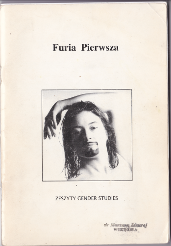Okładka "Furii Pierwszej" z monochromatycznym zdjęciem osoby i tekstem "Zeszyty Gender Studies" poniżej.