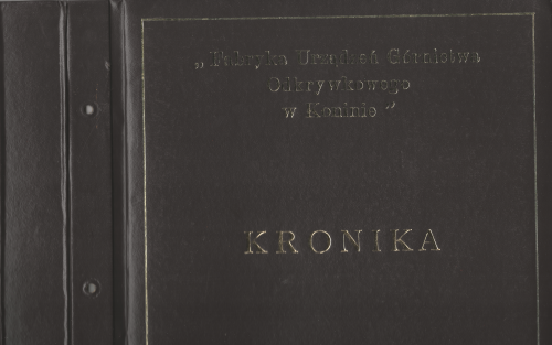Książka oprawiona w czarną skórę, z polskim tekstem na okładce, a na niej złote litery: „Fabryka Urządzeń Górnictwa Odkrywkowego w Koninie”.