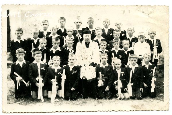 Stare zdjęcie przedstawiające grupę chłopców pozujących do zdjęcia.
