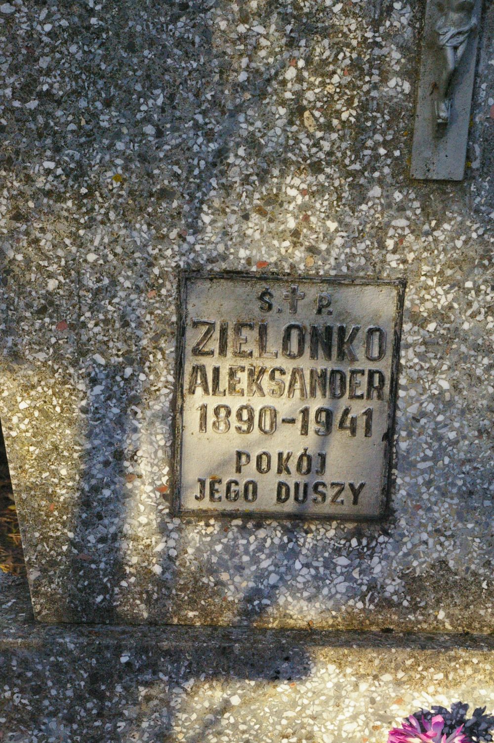 Nagrobek z kwiatami.