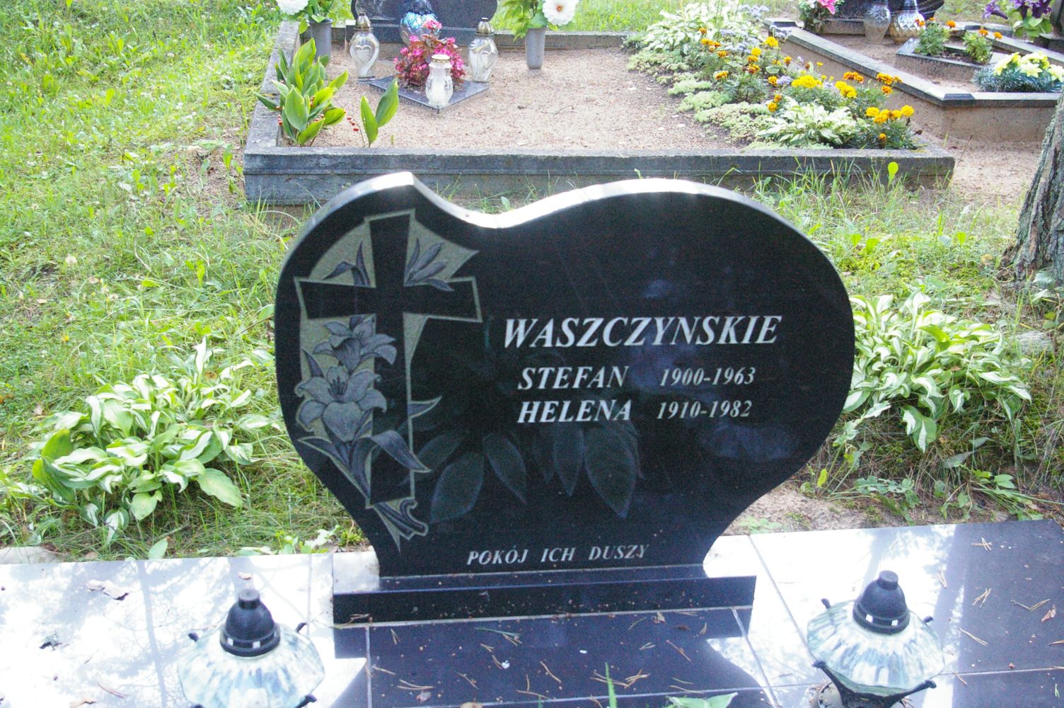 Nagrobek z krzyżem na nim.