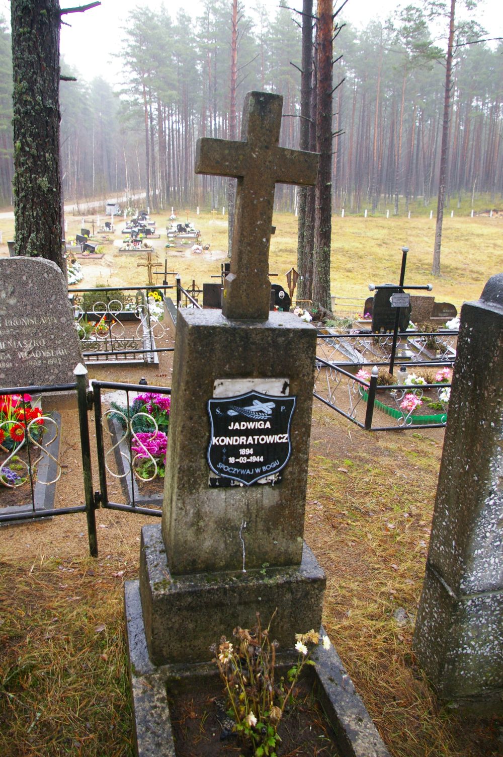 Nagrobek z krzyżem pośrodku.