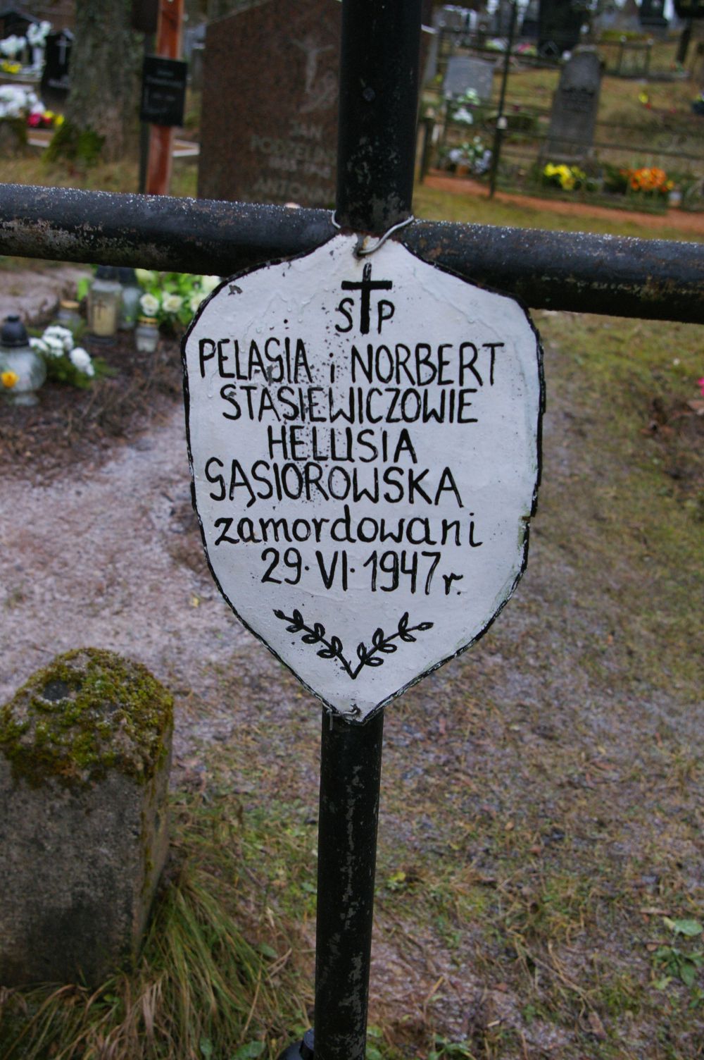 Grób z tabliczką.