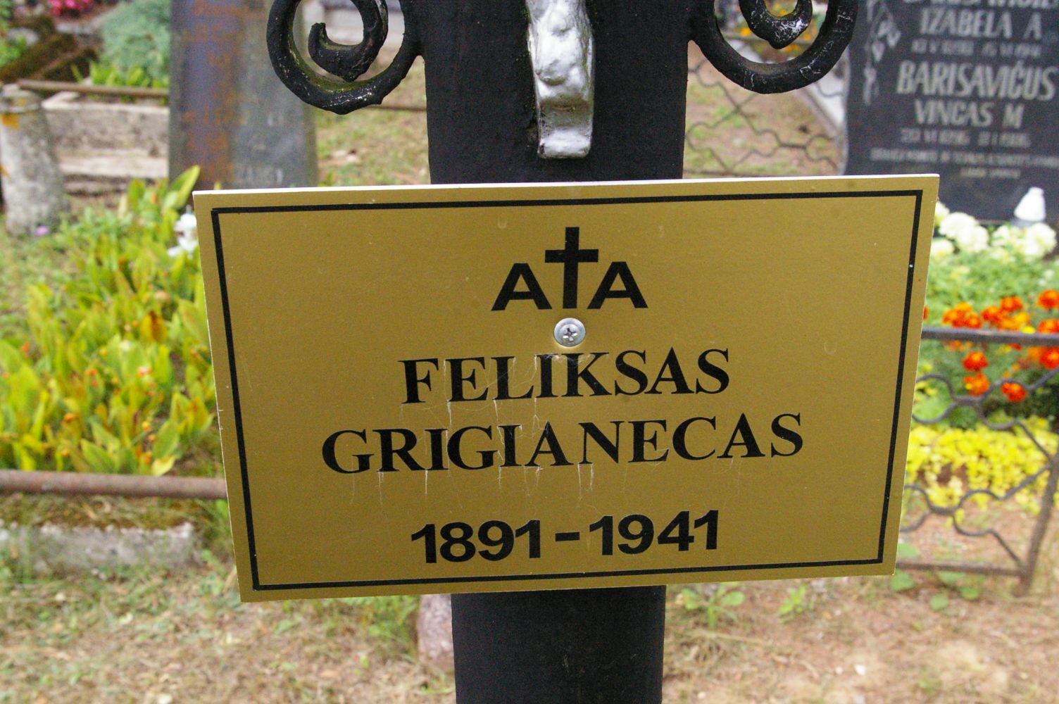 Nagrobek z tabliczką z napisem Feliksas Grigorias.