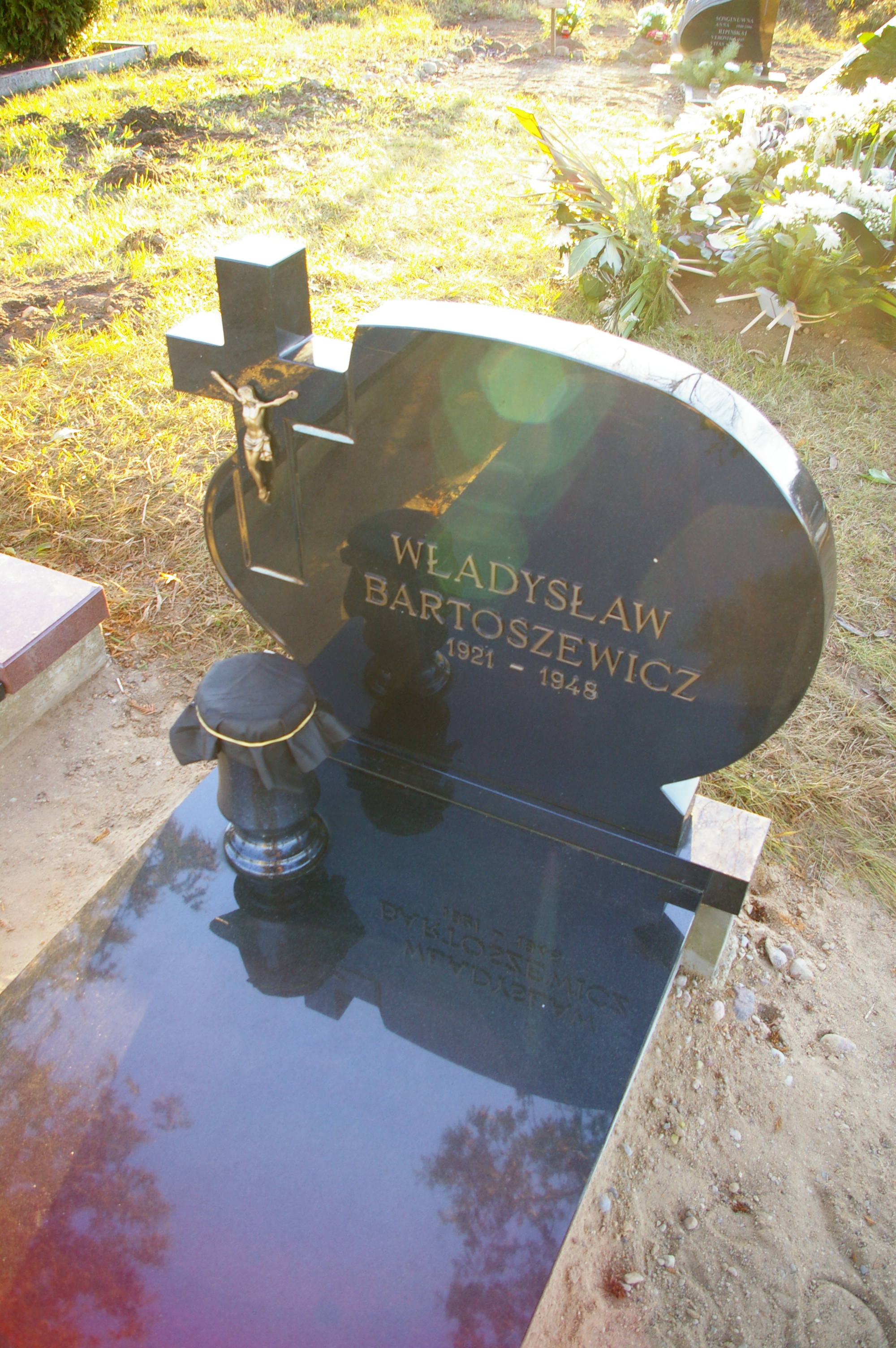 Nagrobek z krzyżem na nim.