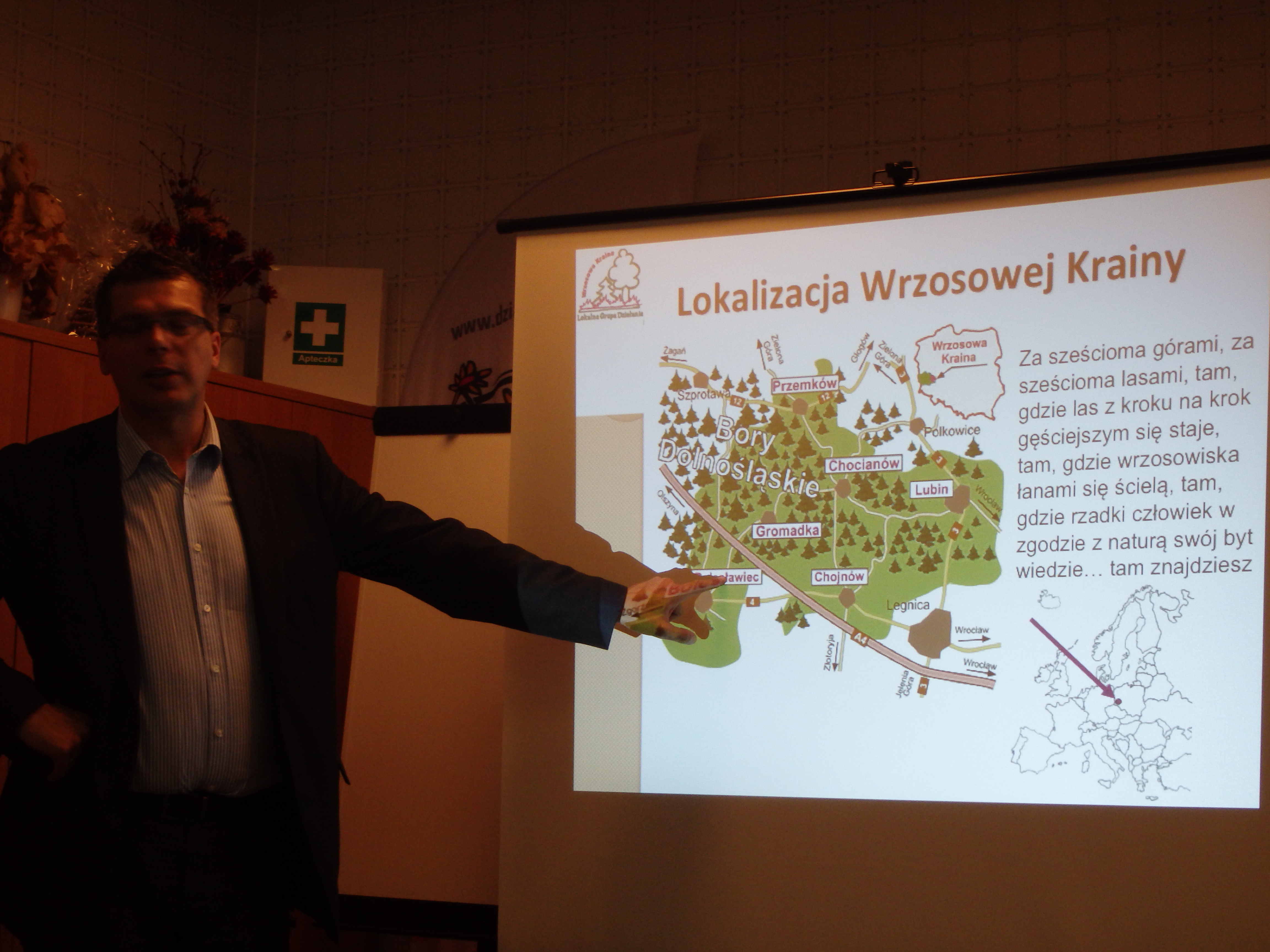 Mężczyzna wygłasza prezentację.