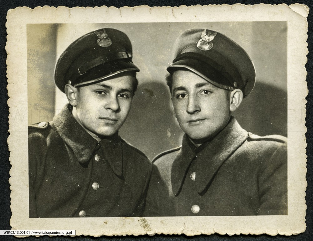 Dwóch mężczyzn w mundurach wojskowych pozuje do zdjęcia.