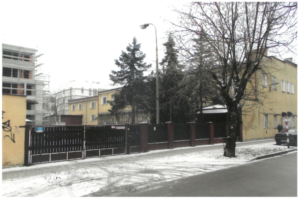 Budynek z płotem w śniegu.