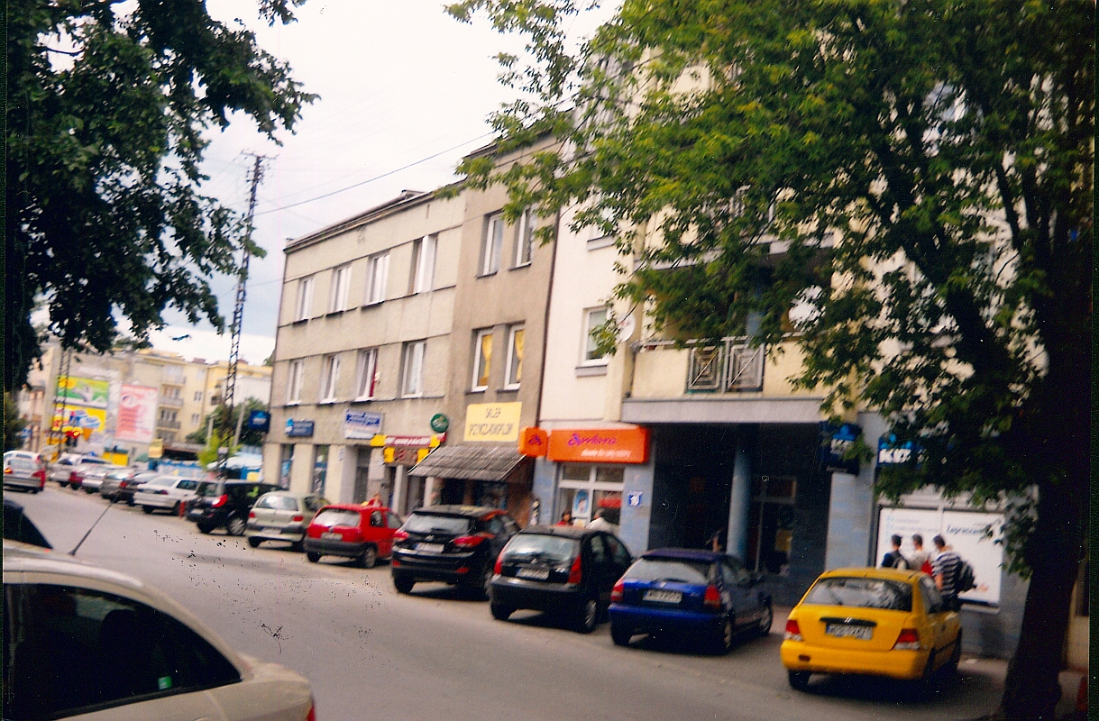 Samochody zaparkowane na poboczu ulicy.