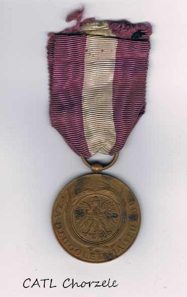 Medal z fioletową wstążką.