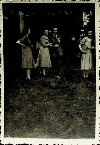 Czarno-białe zdjęcie przedstawiające grupę dziewcząt grających we frisbee.