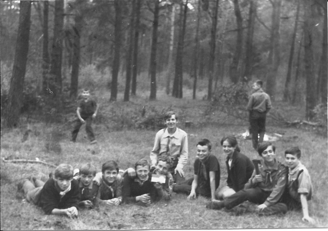 Grupa chłopców pozujących w lesie.