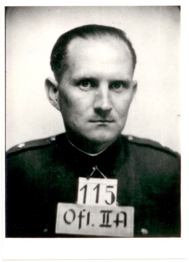 Stare zdjęcie mężczyzny w mundurze.