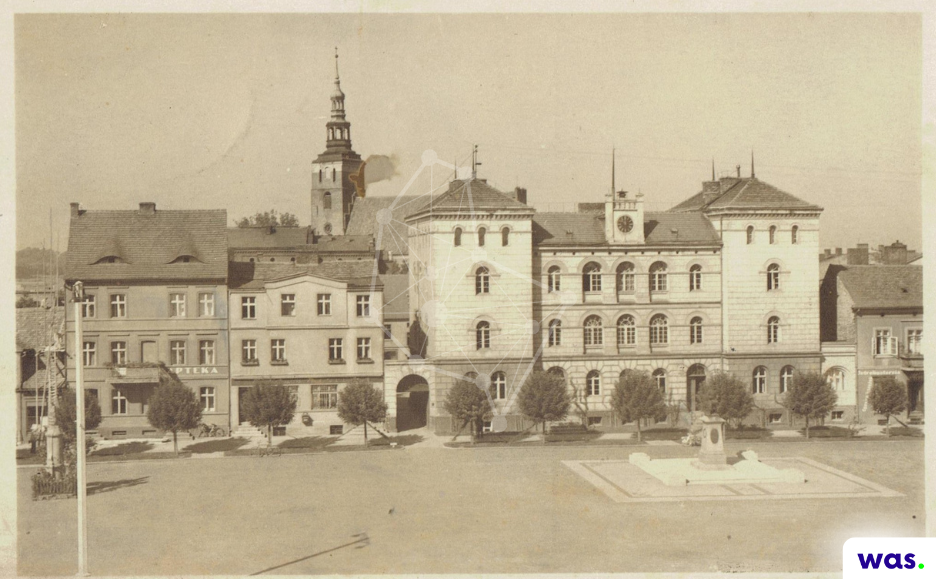Sepiowa fotografia zabytkowych budynków na miejskim rynku, łącząca różne style architektoniczne z wieżą kościoła w tle.