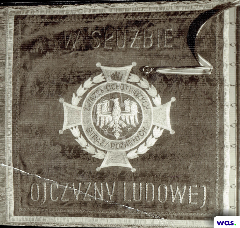 Stare zdjęcie odznaki z krzyżem.
