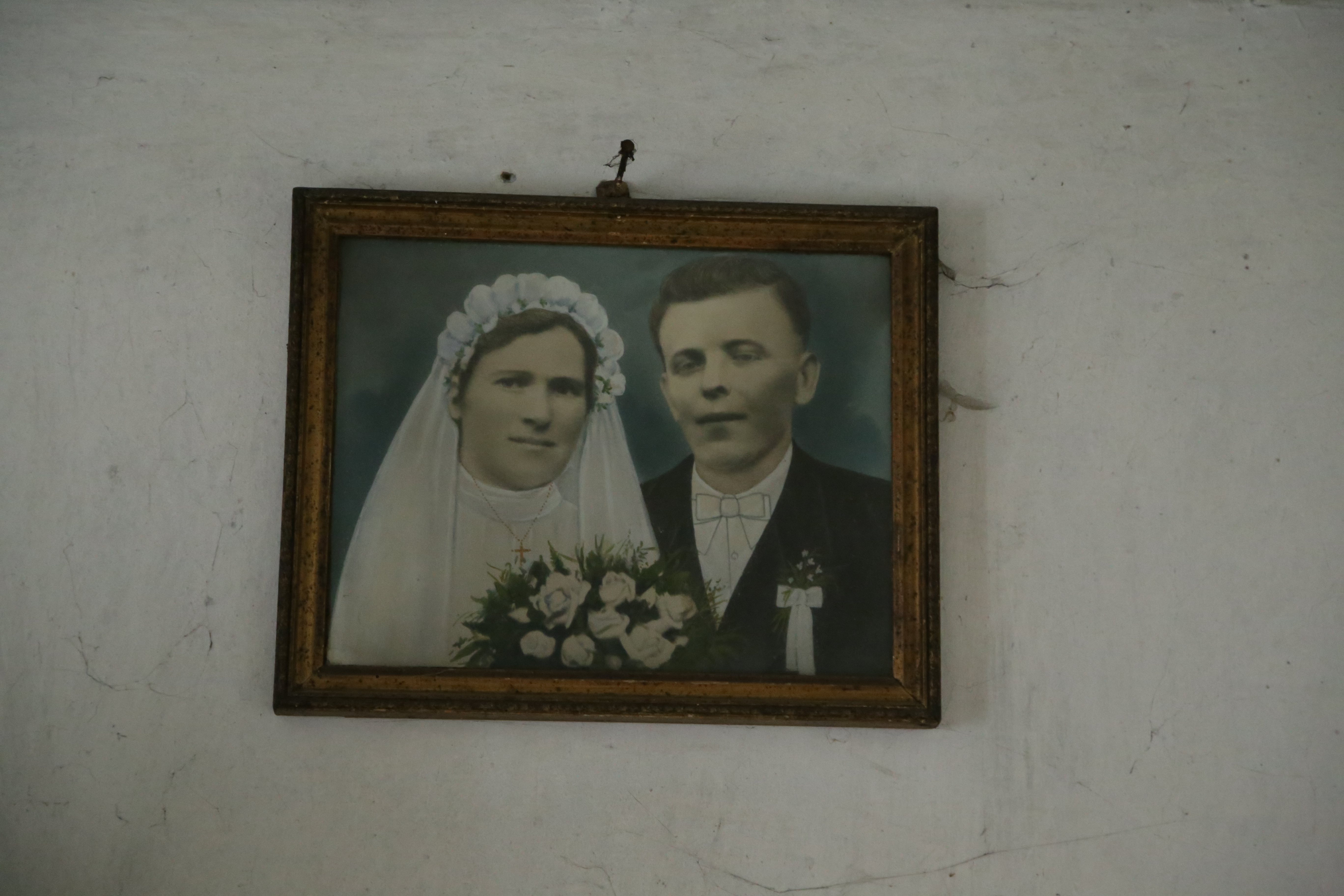 Zdjęcie pary młodej wiszące na ścianie.