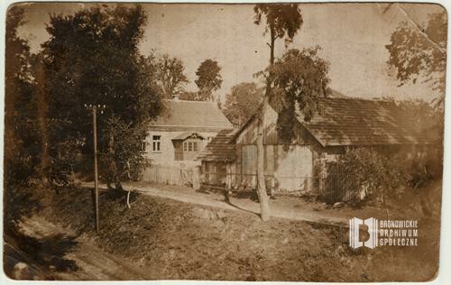 Stare zdjęcie domu w lesie.