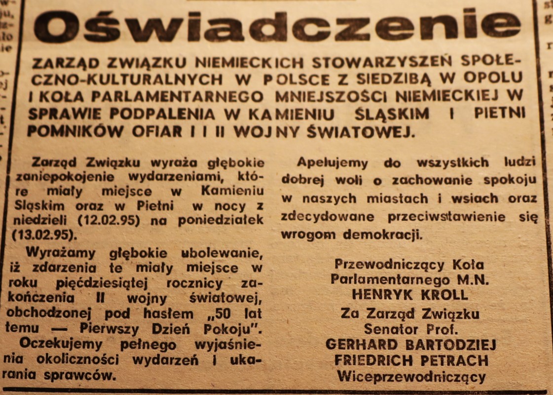 Wydrukuj ogłoszenie w języku polskim dotyczące apelu w związku z aktem wandalizmu pomnika w Kamieniu Śląskim. Na dole znajdują się podpisy liderów stowarzyszenia.