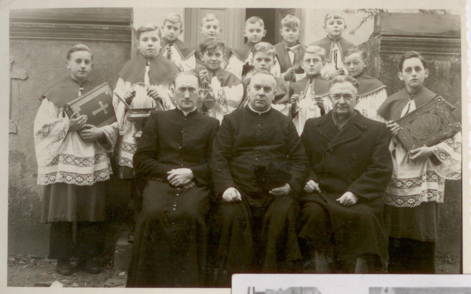 Stare zdjęcie przedstawiające grupę ludzi pozujących do zdjęcia.