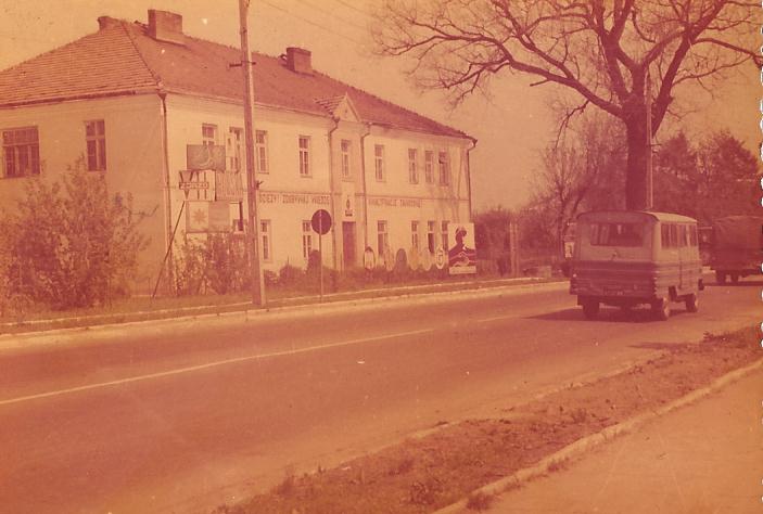 Stare zdjęcie domu przy ulicy.