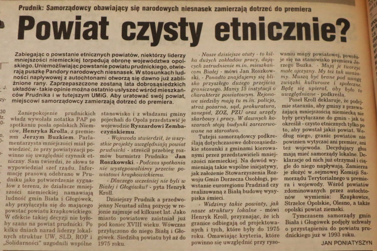 Artykuł w gazecie w języku polskim zatytułowany „Powiat czyste etnicznie?” omawiający kwestie etniczne, składający się z kilku akapitów tekstu.