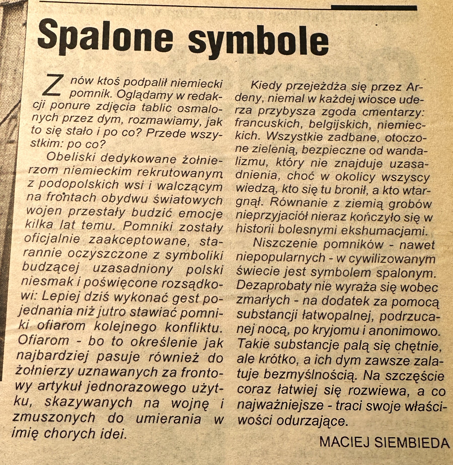 Artykuł w gazecie w języku polskim zatytułowany „Spalone symbole” zawierający kolumny tekstu omawiające tematy historyczne i kulturowe.