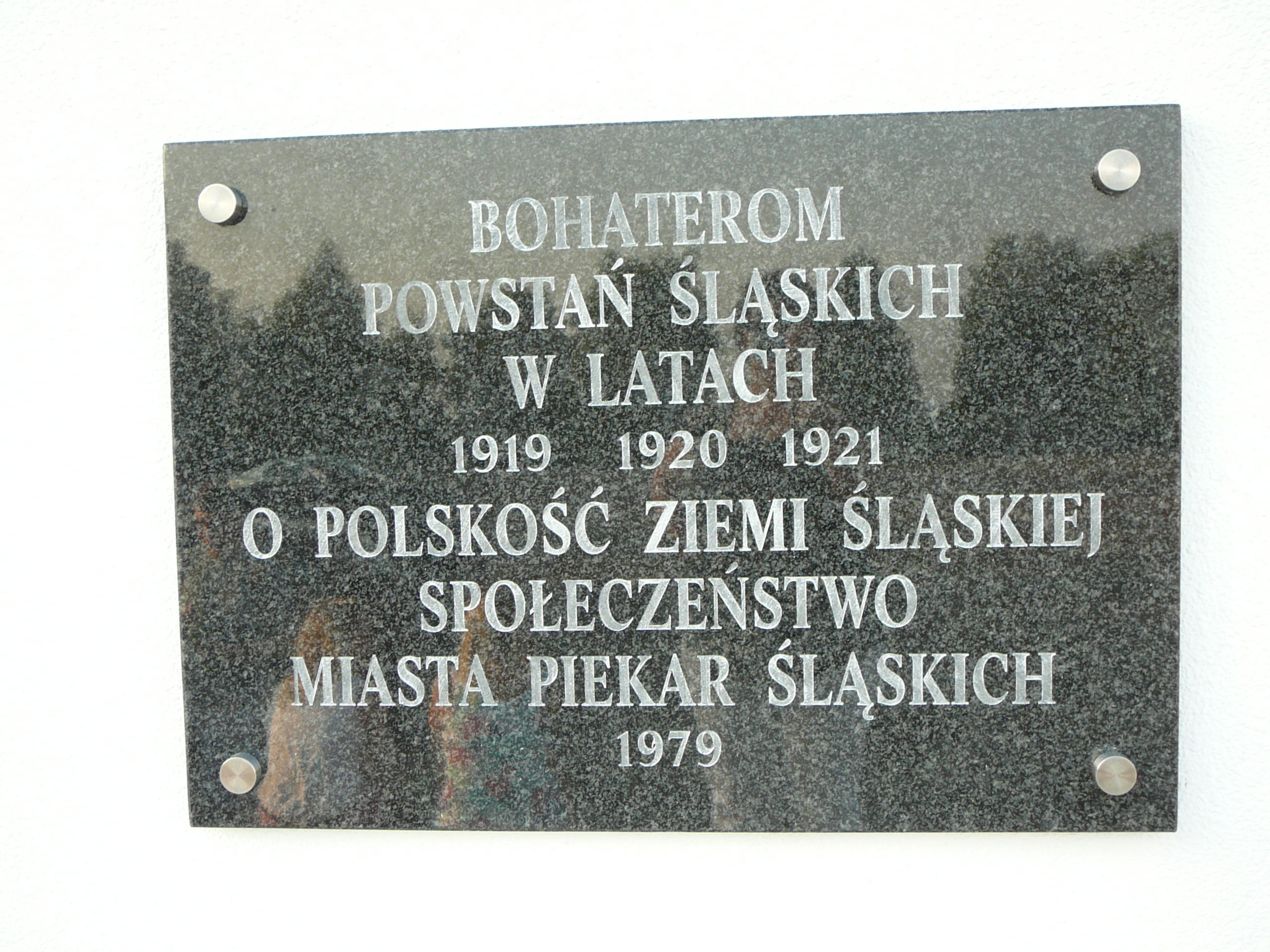Tablica upamiętniająca Powstania Śląskie z lat 1919, 1920 i 1921 w Piekarach Śląskich, odsłonięta w 1979 r.