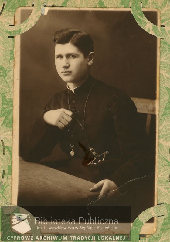Portret w odcieniach sepii przedstawiający młodego mężczyznę w koloratce duchownej siedzącego przy stole. Zdjęcie ma ozdobne zielone rogi i jest ostemplowane logo i tekstem biblioteki.