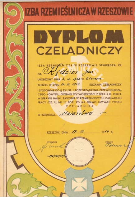Polski dyplom czeladniczy z ozdobną obwódką, urzędowymi pieczątkami i odręcznie napisanymi szczegółami, wydany Janowi Kalafiorowi w Rzeszowie w 1964 r. za zdanie egzaminu z krawiectwa.