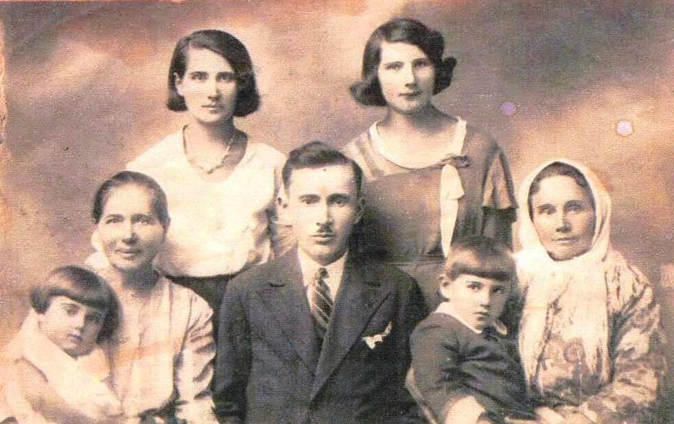 Stare zdjęcie przedstawiające rodzinę pozującą do zdjęcia.