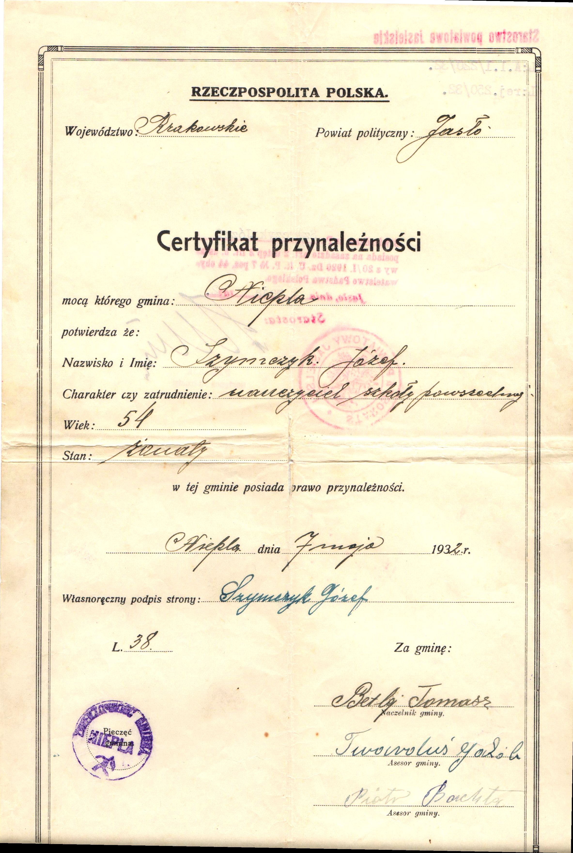 Certyfikat z pieczątką.