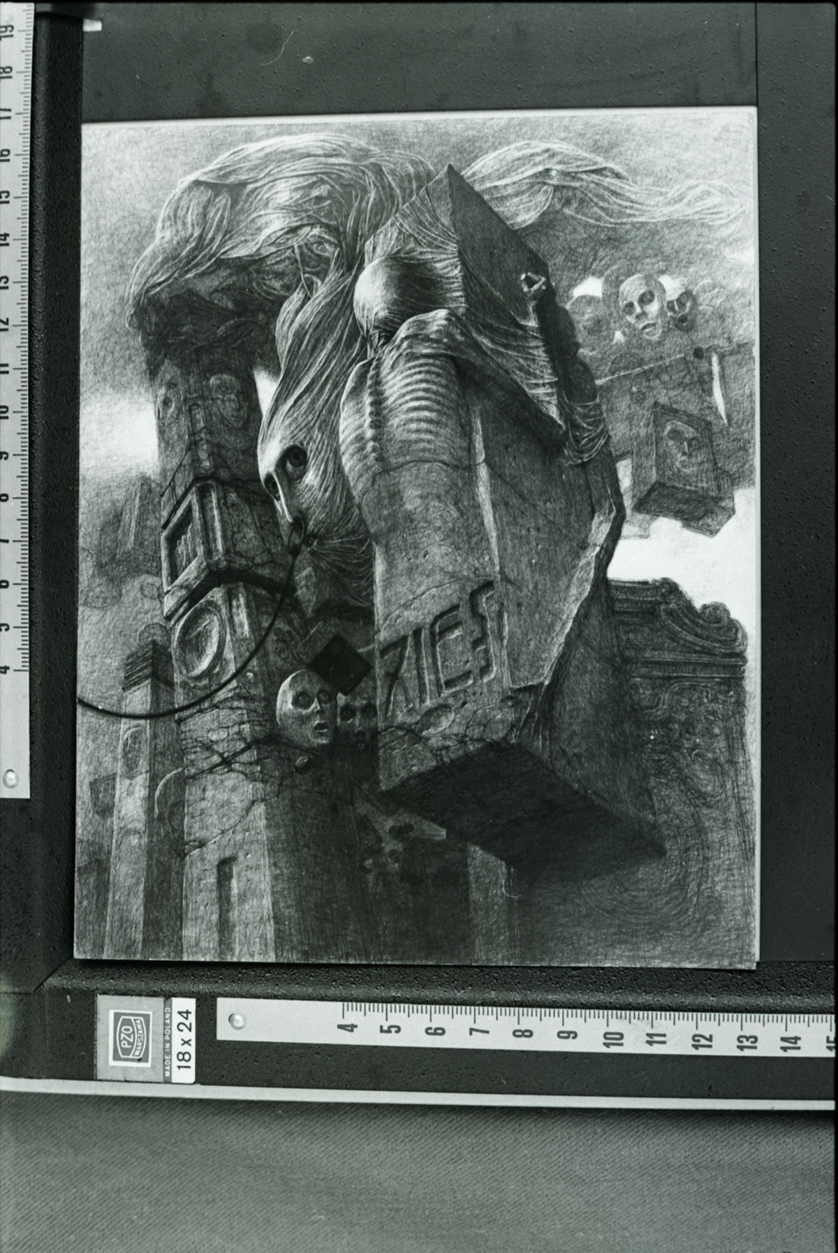 Czarno-biały rysunek surrealistycznej, rozpadającej się struktury z czaszkami, dużą płynącą postacią i słowem "ZIES" wyrytym na kamiennym bloku, otoczonym linijkami pomiarowymi.