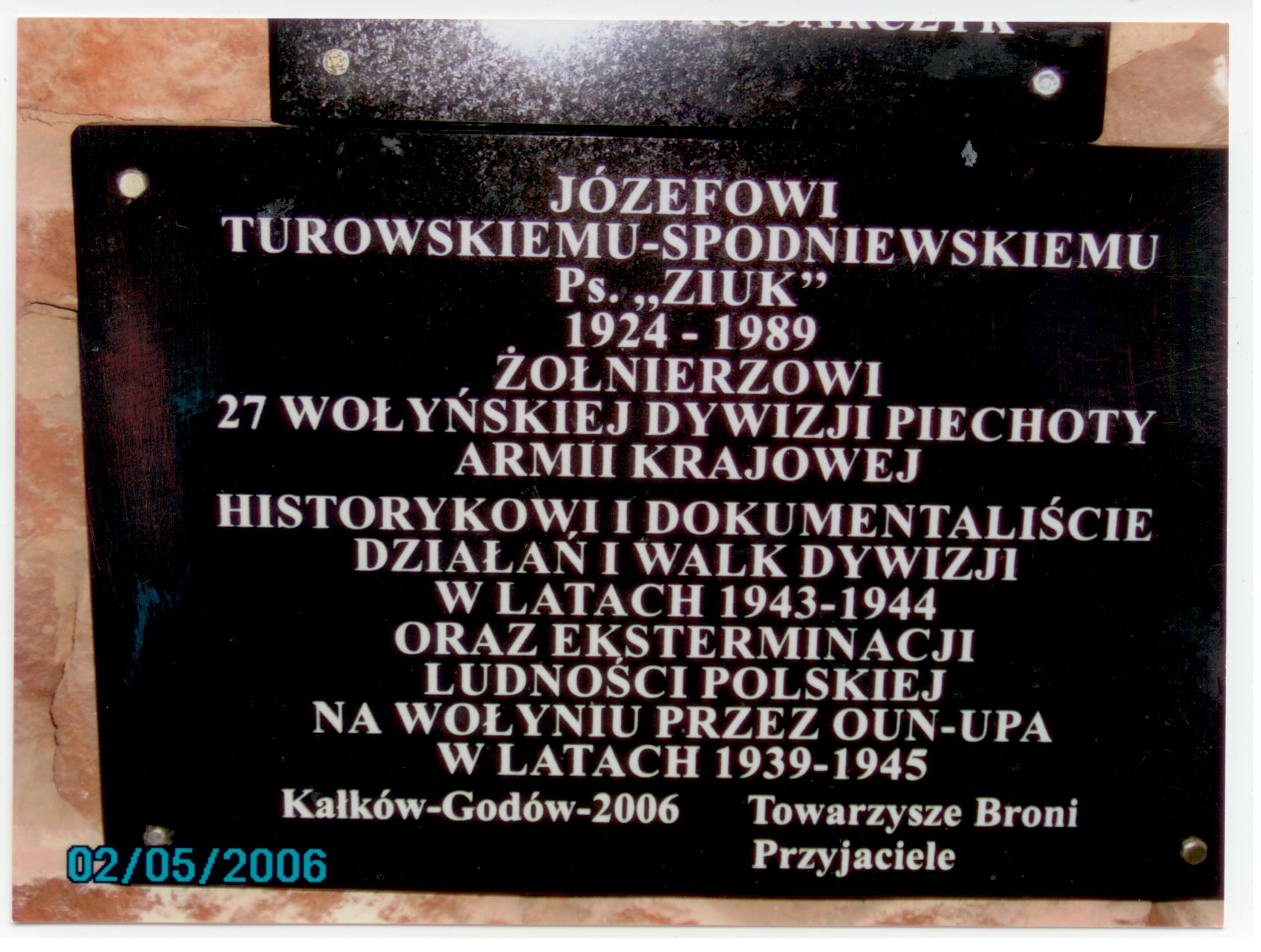 Tablica na kamiennym murze z wypisanymi nazwiskami.
