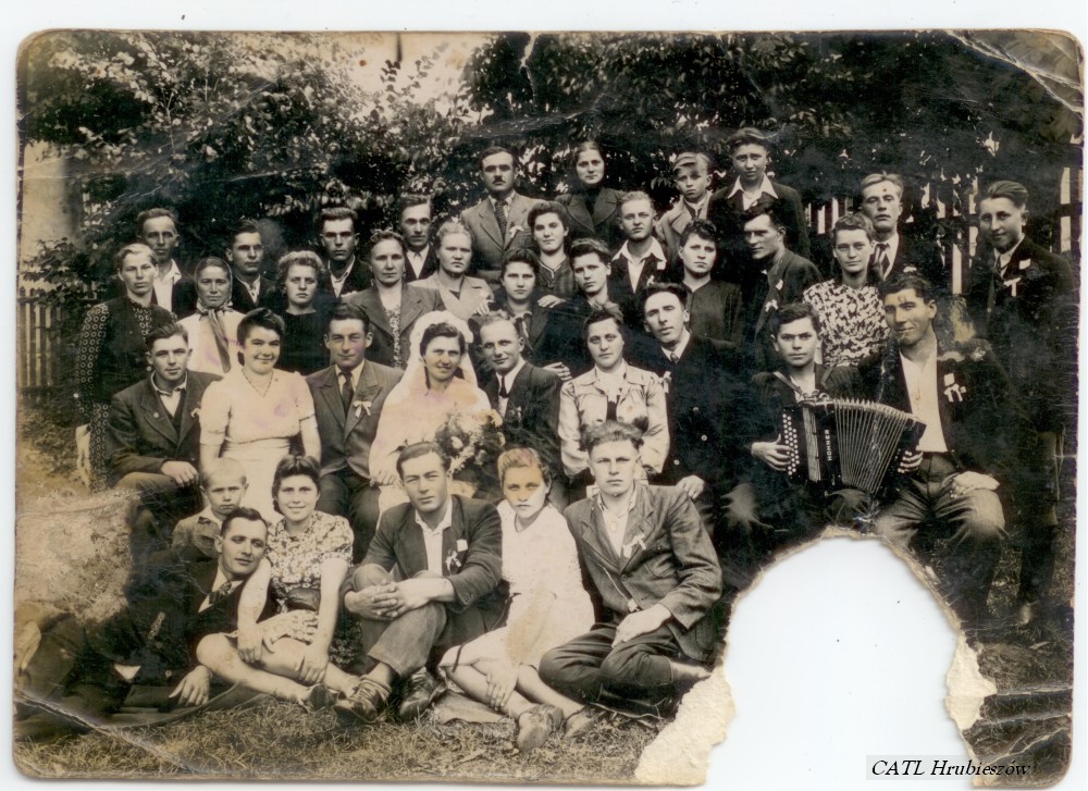 Grupa osób pozujących do zdjęcia.