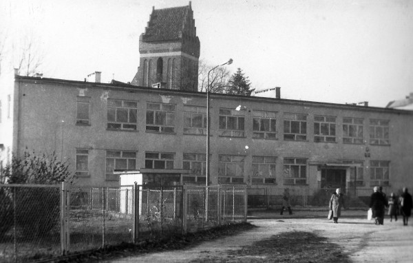 Czarno-białe zdjęcie budynku z wieżą zegarową.