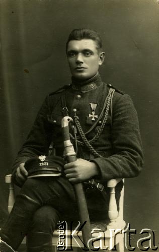 Stare zdjęcie mężczyzny w mundurze trzymającego karabin.