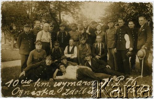 Zdjęcie przedstawiające grupę mężczyzn pozujących do zdjęcia.