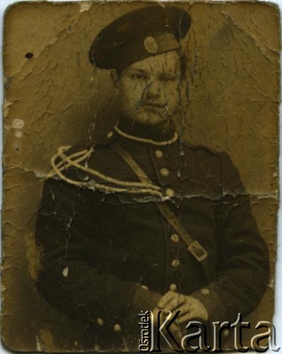 Stara fotografia mężczyzny w mundurze.