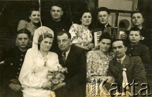 Grupa osób pozujących do zdjęcia.
