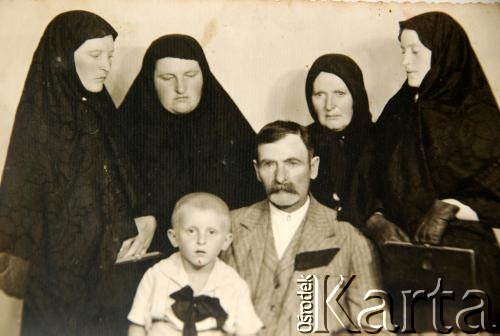 Stare zdjęcie rodziny z dzieckiem.