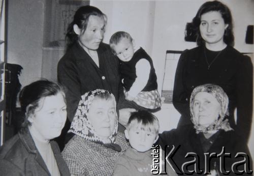 Czarno-białe zdjęcie rodziny pozującej do zdjęcia.
