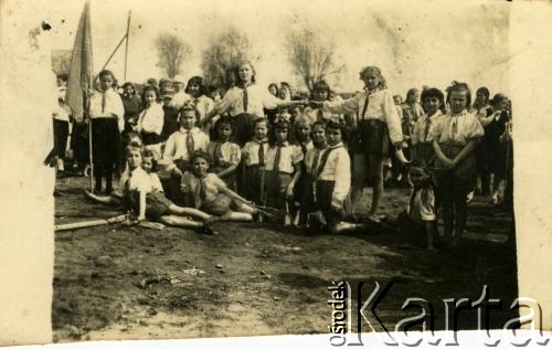 Stare zdjęcie przedstawiające grupę dzieci pozujących do zdjęcia.