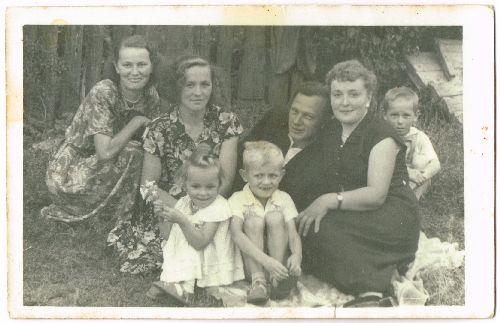 Stare zdjęcie przedstawiające rodzinę pozującą do zdjęcia.