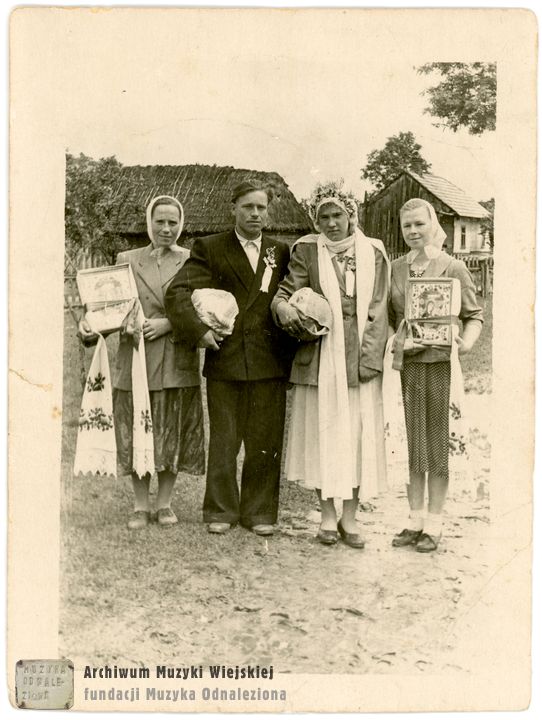 Zdjęcie grupy osób trzymających trofea.