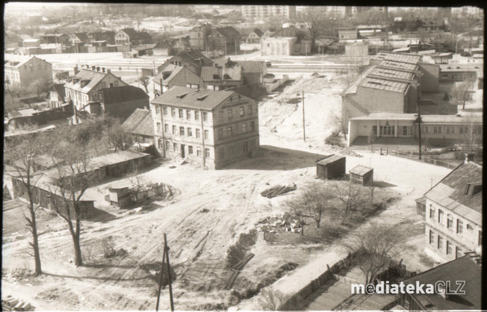 Stare zdjęcie miasta z budynkami w tle.