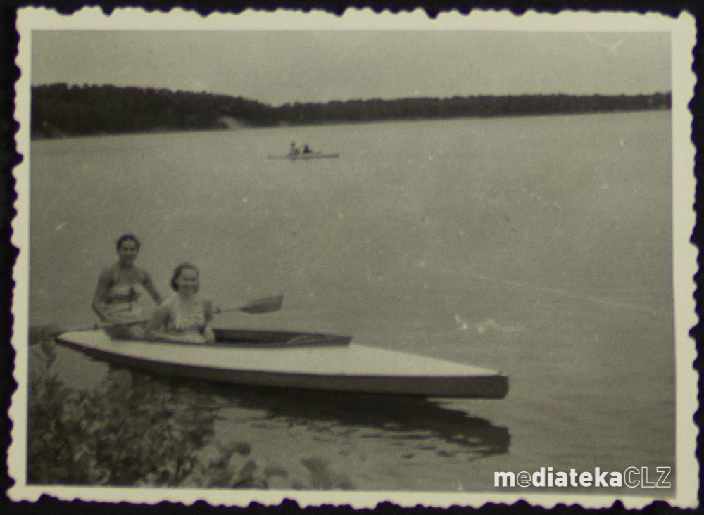 Dwie osoby w kajaku na jeziorze.