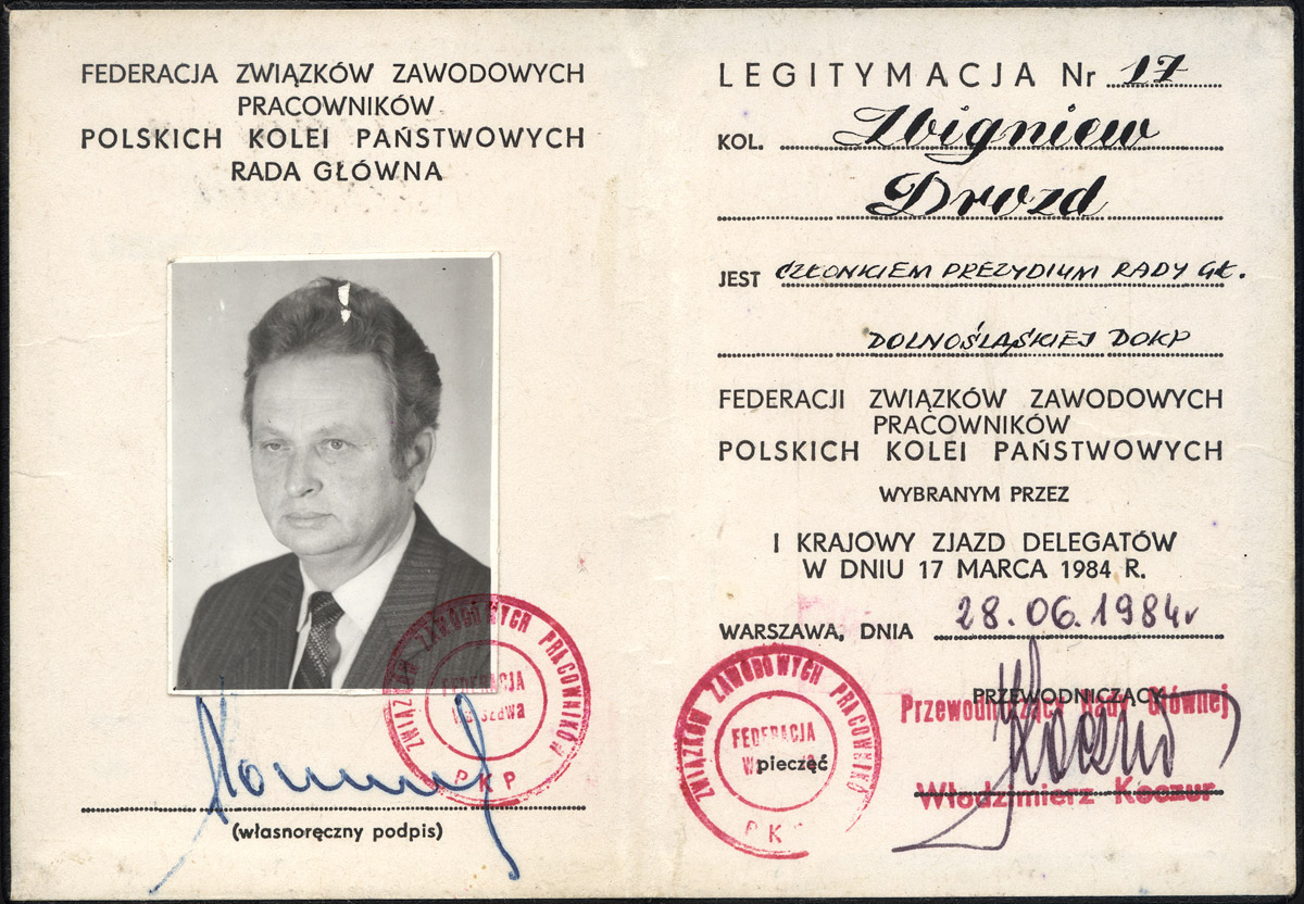 Zdjęcie mężczyzny w garniturze i krawacie.